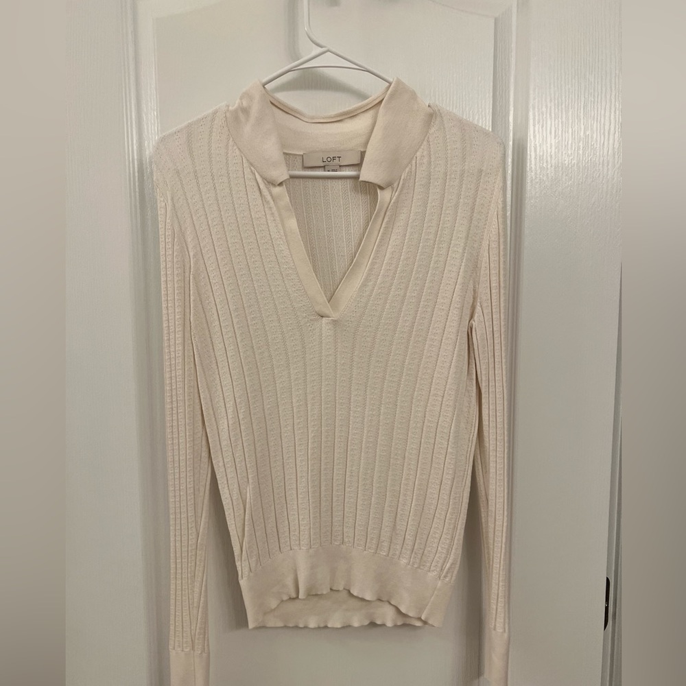 LOFT Size M off white fitted collared dress shirt